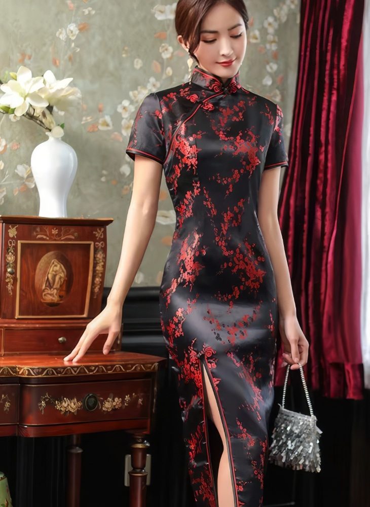 Qipao Largo Negro de Saten con Motivos de Flor de Ciruelo Rojo Cuello Mandarin y Mangas Cortas