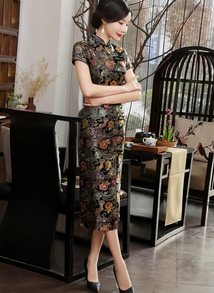 Qipao Largo Negro de Saten con Motivos Florales y Cachemira Multicolor Cuello Mandarin y Mangas Cortas
