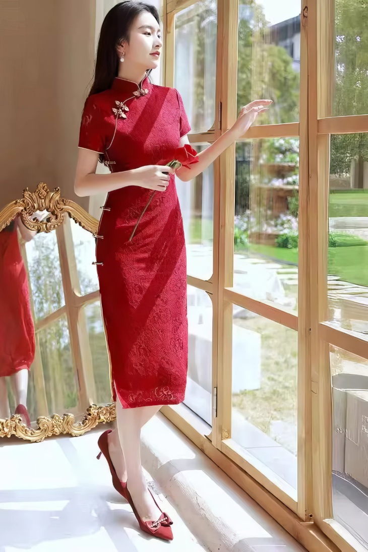 Qipao largo rojo burdeos de encaje con cuello mandarin y mangas cortas vista lateral junto a ventana