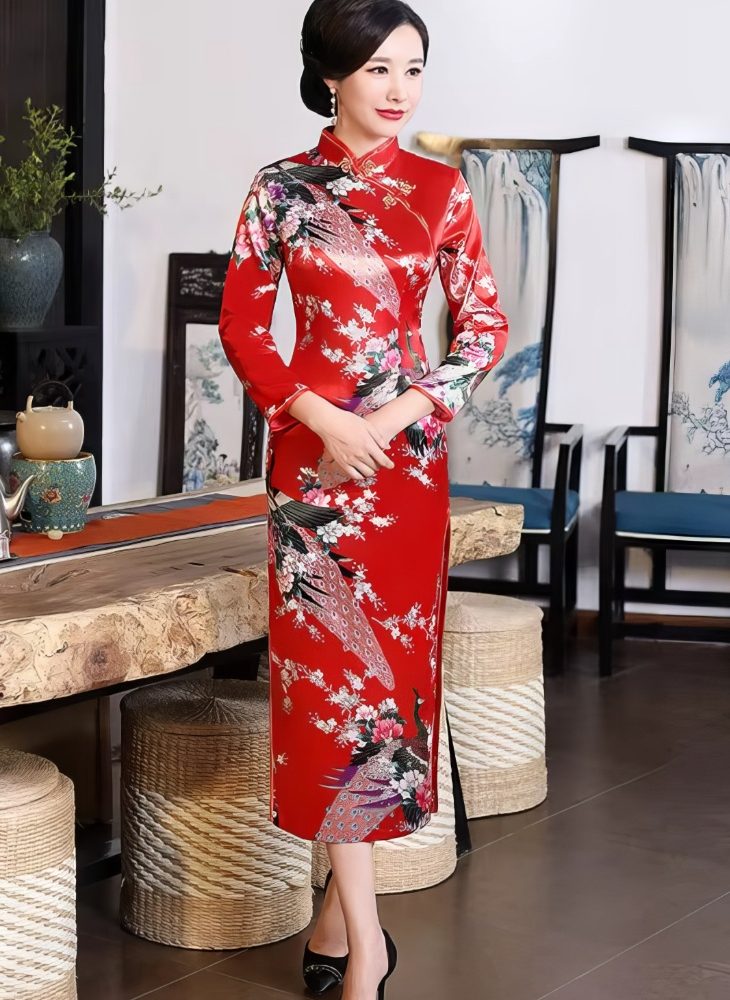 Qipao Largo Rojo de Saten con Motivos de Pavo Real y Flores Mangas Largas y Cuello Mandarin