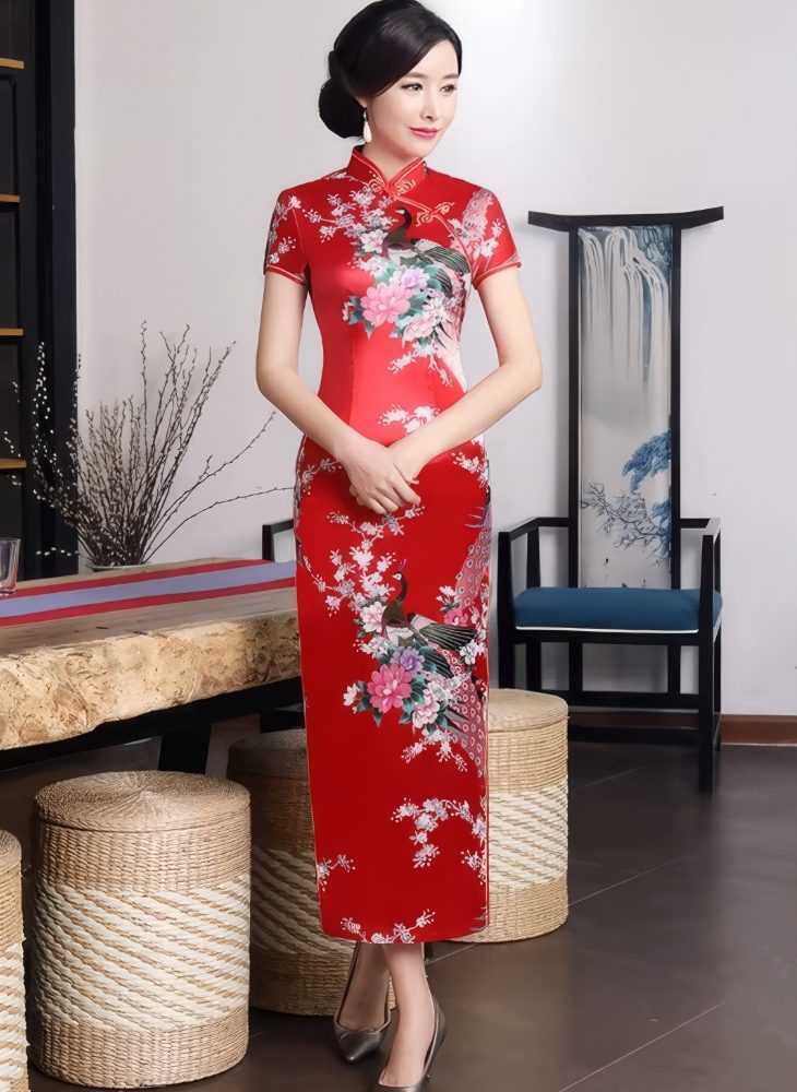 Qipao Largo Rojo de Saten con Motivos de Pavo Real y Peonias Blancas Mangas Cortas y Cuello Mandarin