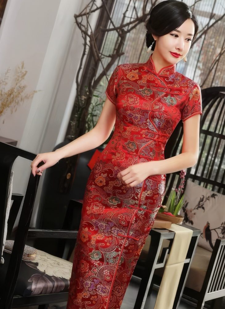 Qipao Largo Rojo de Saten con Motivos Florales y Cachemira Dorada Cuello Mandarin y Mangas Cortas