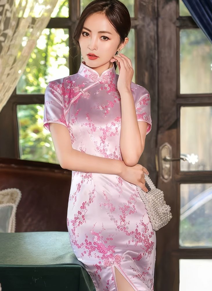 Qipao Largo Rosa Palido de Saten con Motivos de Flor de Ciruelo Cuello Mandarin y Mangas Cortas