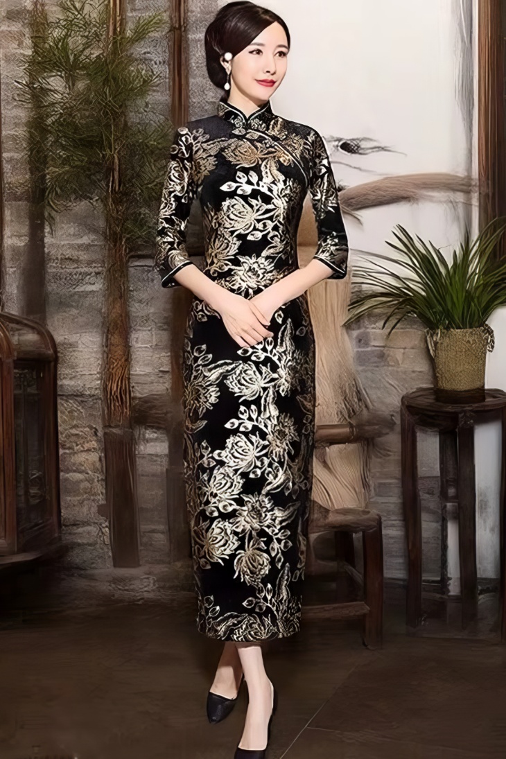 Qipao largo de terciopelo negro con motivos florales dorados, mangas tres cuartos y cuello mandarin