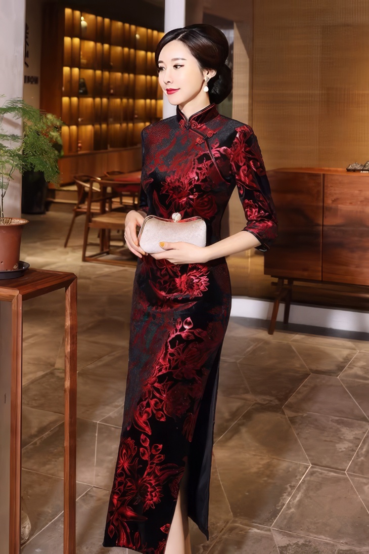 Qipao largo de terciopelo rojo con motivos florales en mangas tres cuartos y cuello mandarina, vista frontal con abertura lateral