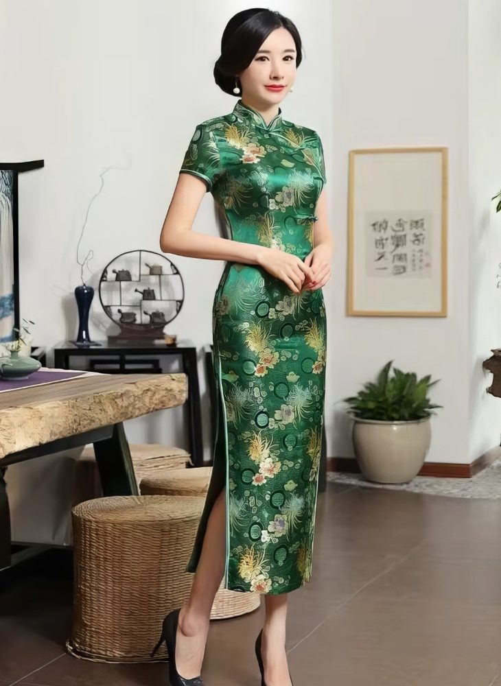 Qipao Largo Verde Esmeralda de Saten con Motivos de Crisantemos Dorados Mangas Cortas y Cuello Mandarin