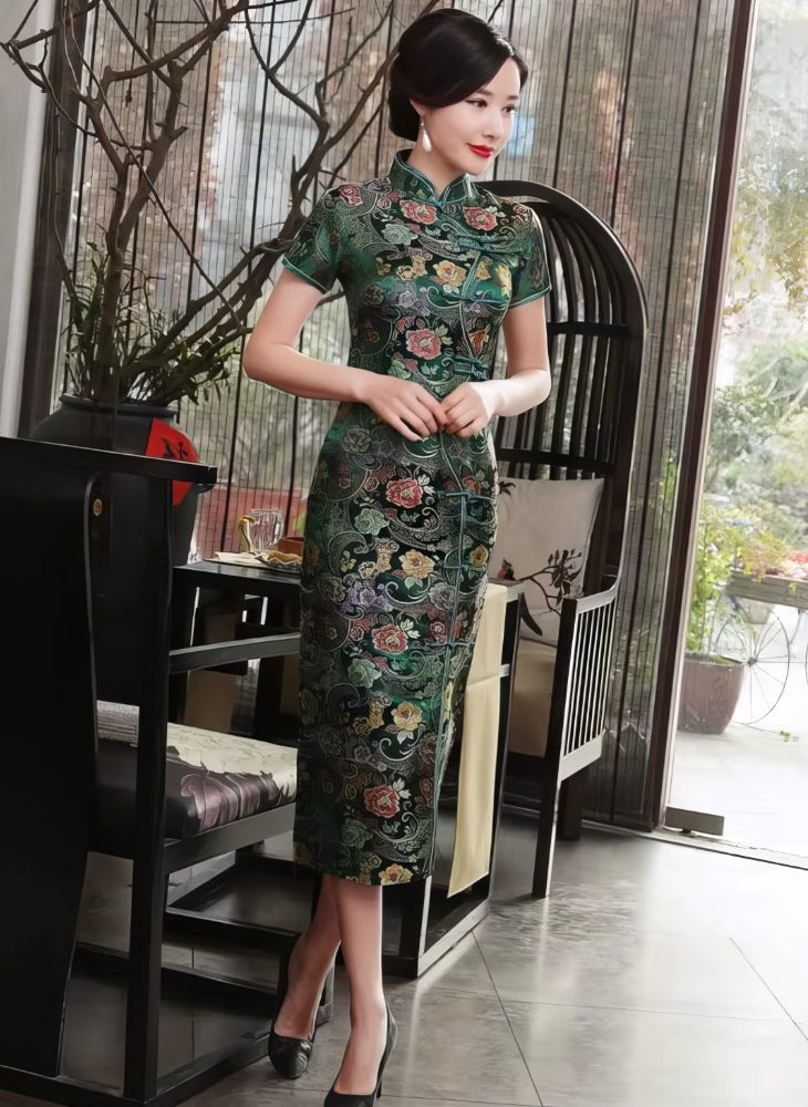 Qipao Largo Verde Oscuro de Saten con Motivos Florales y Cachemira Multicolor Cuello Mandarin y Mangas Cortas