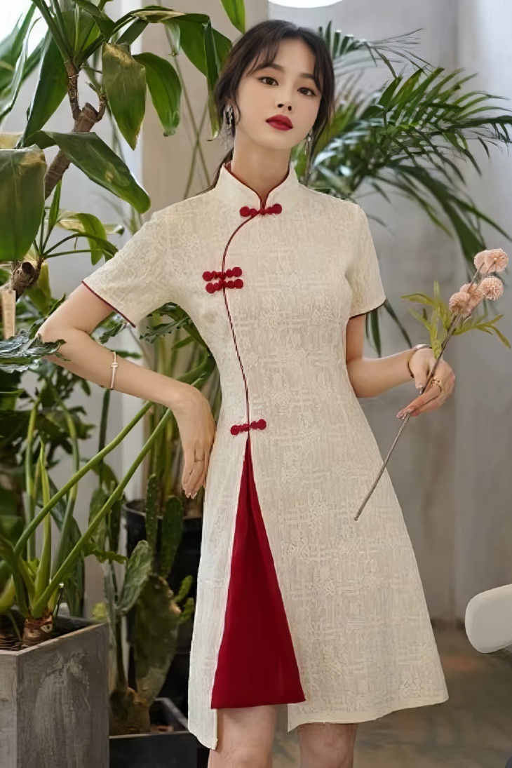 Qipao midi bicolor con abertura, cuello mandarin y mangas cortas en color beige con detalles rojos
