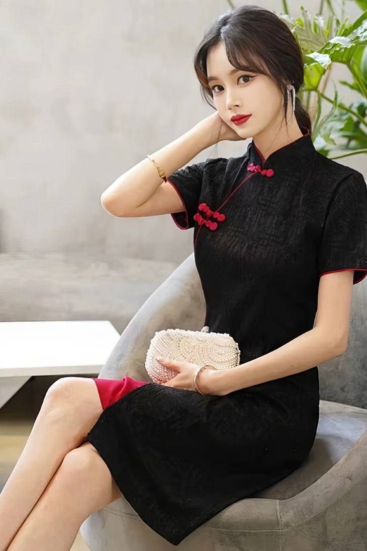 Qipao midi bicolor negro con abertura lateral, cuello mandarín y mangas cortas, detalle de nudos chinos rojos