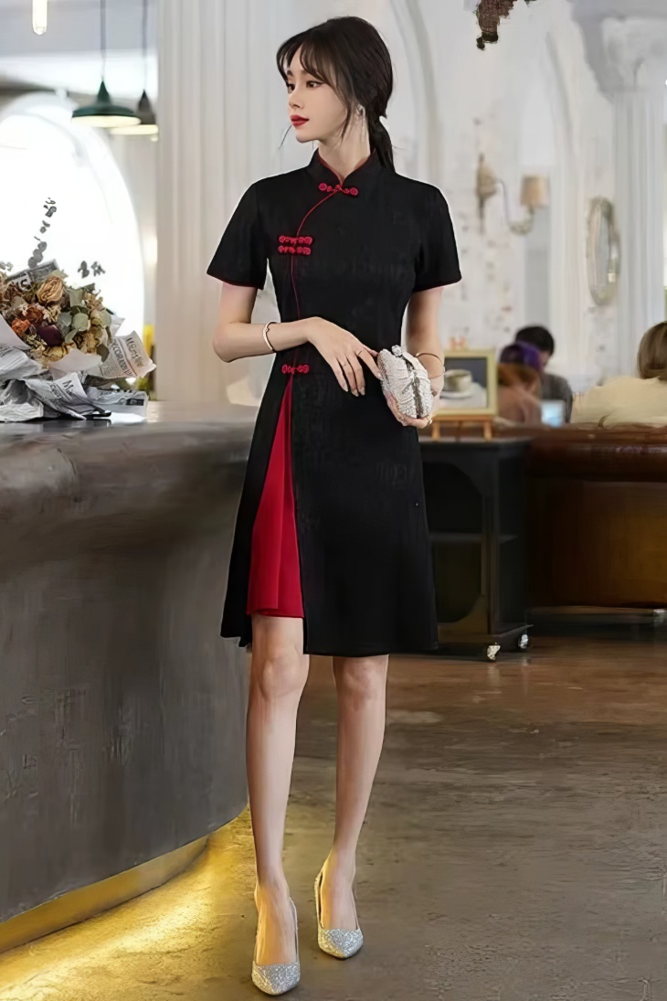 Qipao midi bicolor negro y rojo con abertura lateral, cuello mandarina y mangas cortas, detalle bordado en pecho