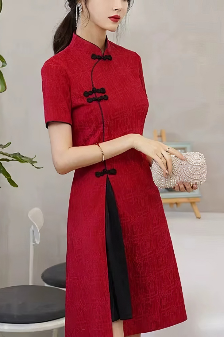 Qipao midi bicolor rojo con abertura, cuello mandarín y mangas cortas, detalle de nudos chinos negros