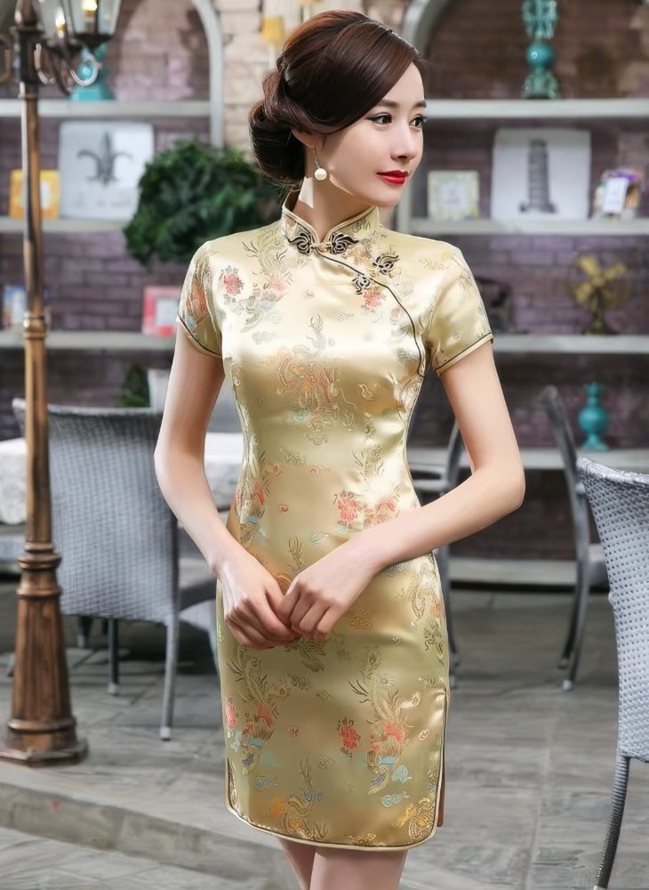 Vestido Chino Corto Dorado de Saten con Motivos de Dragon y Fenix Cuello Mandarin Tallas Grandes