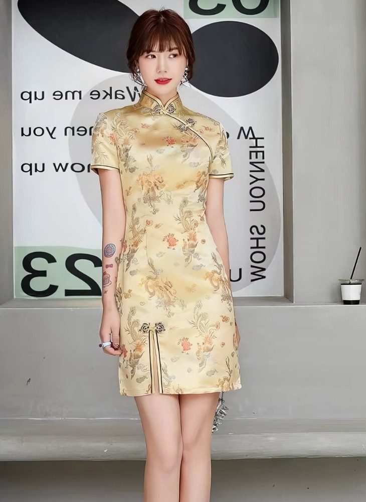 Vestido Chino Corto Dorado de Saten con Motivos Florales y Dragon Cuello Mandarin y Mangas Cortas