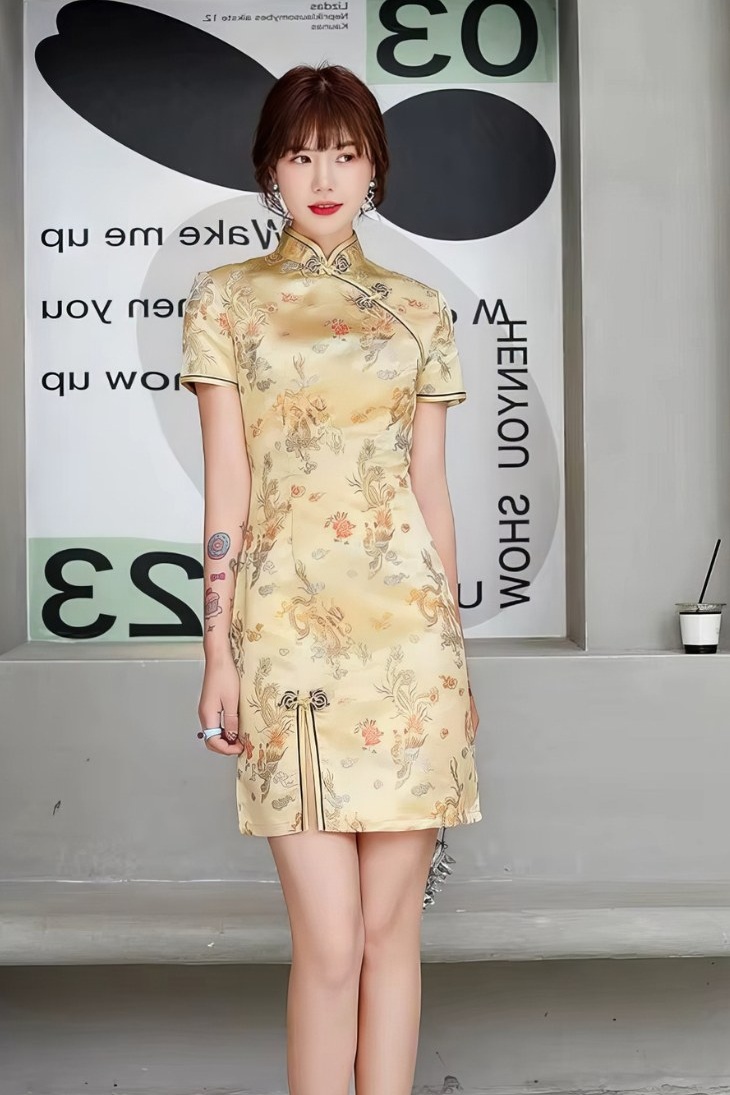 Vestido Chino Corto Dorado de Saten con Motivos Florales y Dragon Cuello Mandarin y Mangas Cortas
