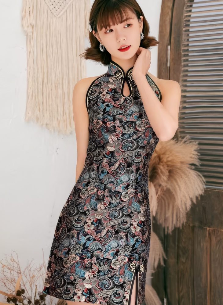 Vestido Chino Corto Negro con Motivos de Cachemira Multicolor Cuello Mandarin y Sin Mangas