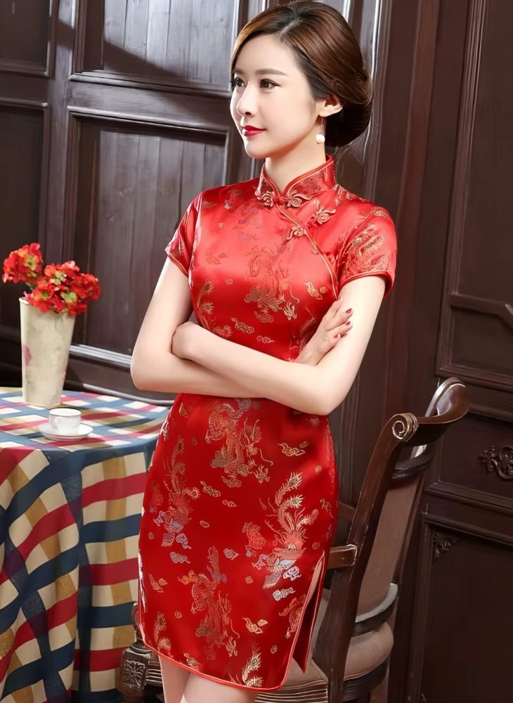 Vestido Chino Corto Rojo de Saten con Motivos de Dragon y Fenix Cuello Mandarin Tallas Grandes