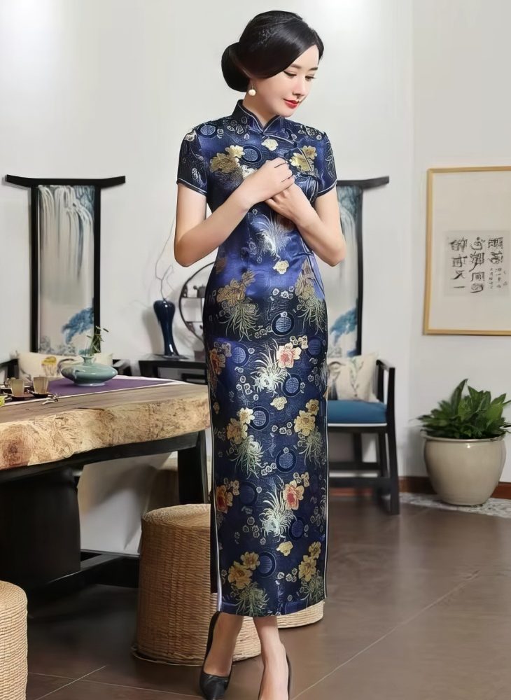 Vestido Chino Largo Azul Marino de Saten con Motivos de Crisantemos y Flores Mangas Cortas y Cuello Mandarin