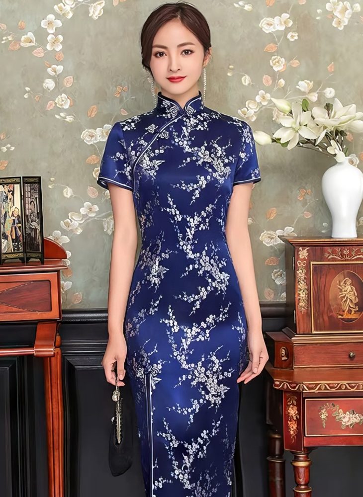Vestido Chino Largo Azul Marino de Saten con Motivos de Flor de Ciruelo Plateado Cuello Mandarin y Mangas Cortas