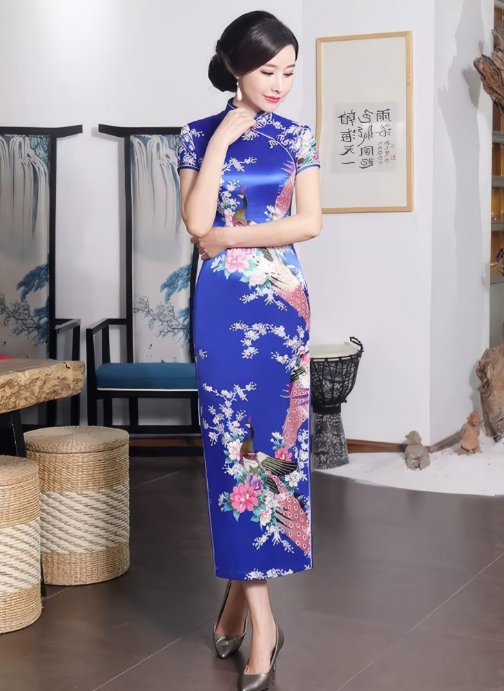 Vestido Chino Largo Azul Royal de Saten con Motivos de Pavo Real y Flores Mangas Cortas y Cuello Mandarin