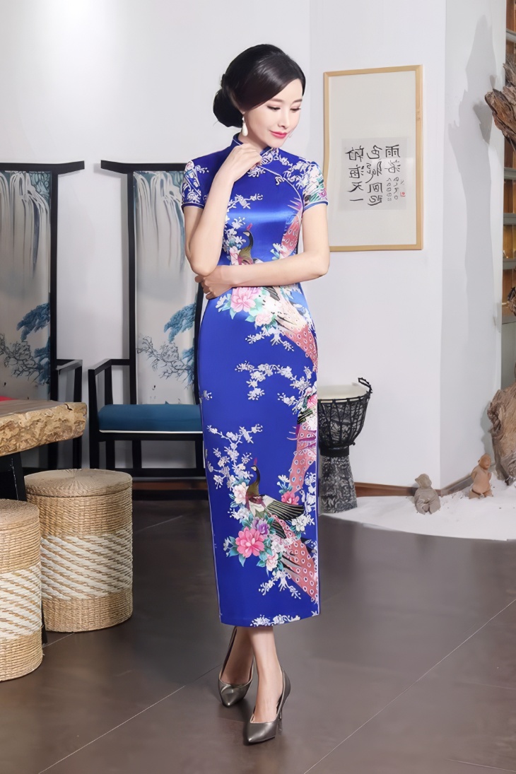 Vestido Chino Largo Azul Royal de Saten con Motivos de Pavo Real y Flores Mangas Cortas y Cuello Mandarin