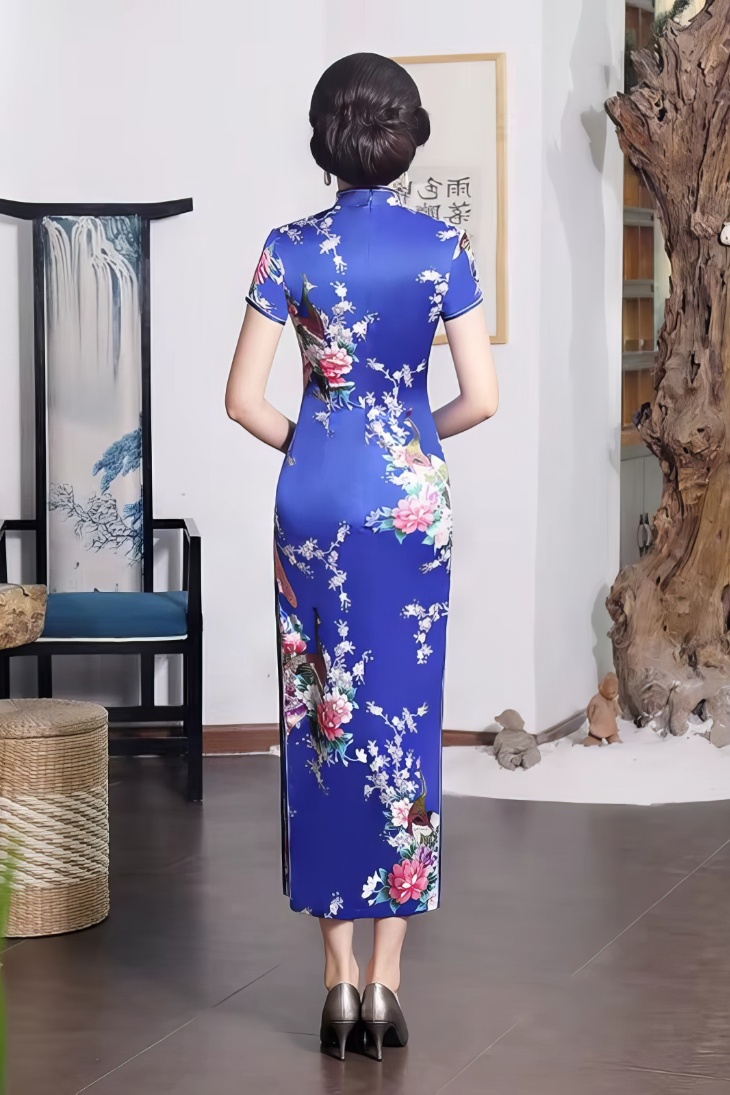 Vestido chino largo azul royal de satén con motivos de pavo real y flores visto desde atrás, mangas cortas y cuello mandarin