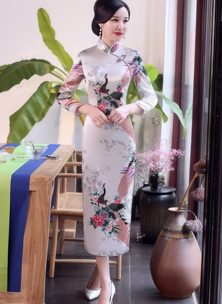 Vestido Chino Largo Blanco de Saten con Motivos de Pavo Real y Peonias Mangas Tres Cuartos y Cuello Mandarin
