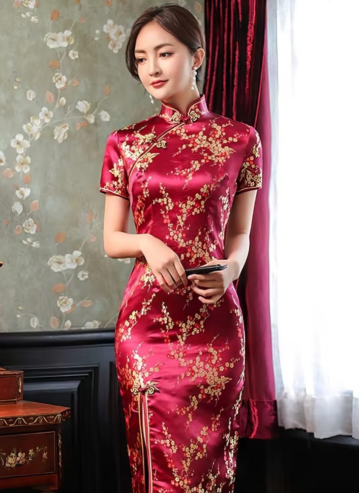 Vestido Chino Largo Burdeos de Saten con Motivos de Flor de Ciruelo Dorado Cuello Mandarin y Mangas Cortas