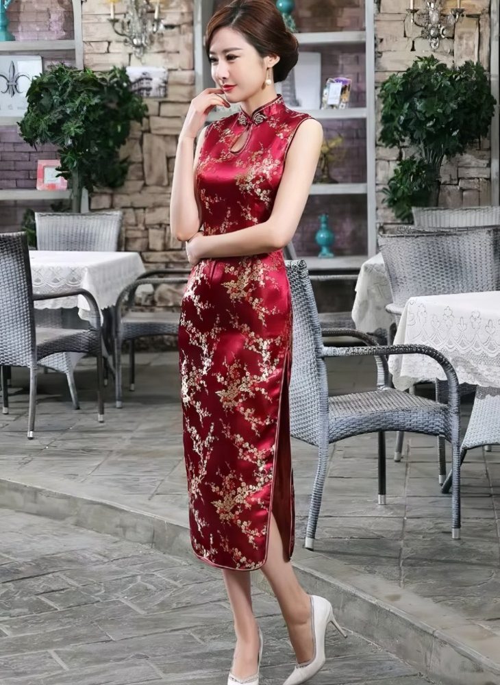 Vestido Chino Largo Burdeos de Saten con Motivos de Flor de Ciruelo Dorado Sin Mangas y Cuello Mandarin