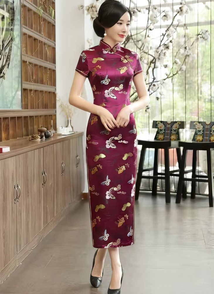 Vestido Chino Largo Burdeos de Saten con Motivos de Mariposas y Nubes Dorados Mangas Cortas y Cuello Mandarin