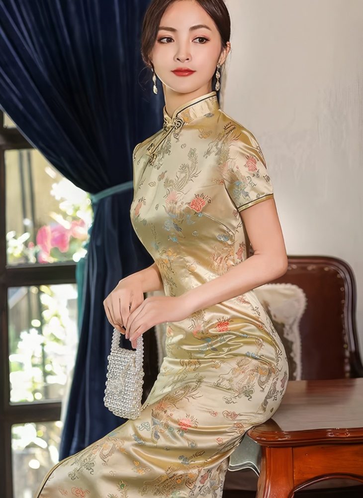 Vestido Chino Largo Dorado de Saten con Motivos Florales y Pajaros Cuello Mandarin y Mangas Cortas