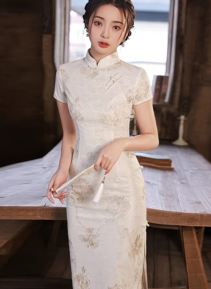 Vestido Chino Largo Marfil de Saten con Motivos de Bambu y Flores Delicadas Mangas Cortas y Cuello Mandarin