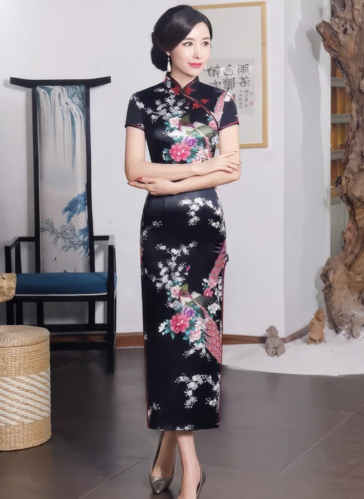 Vestido Chino Largo Negro de Saten con Motivos de Pavo Real y Flores Mangas Cortas y Cuello Mandarin