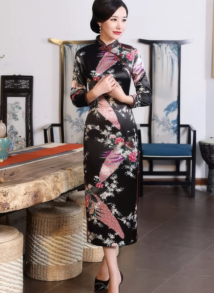 Vestido Chino Largo Negro de Saten con Motivos de Pavo Real y Flores Mangas Tres Cuartos y Cuello Mandarin