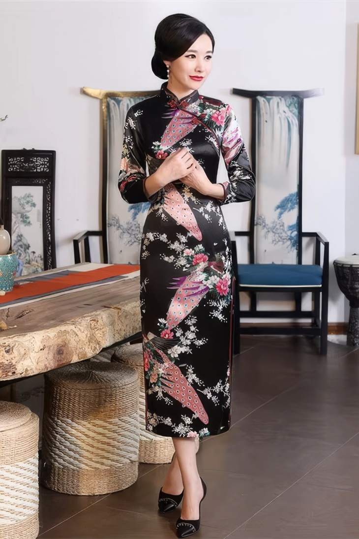 Vestido Chino Largo Negro de Saten con Motivos de Pavo Real y Flores Mangas Tres Cuartos y Cuello Mandarin