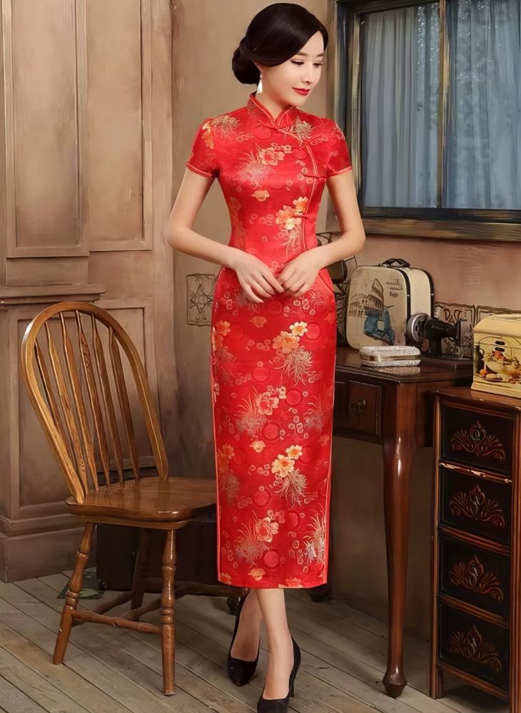 Vestido Chino Largo Rojo de Saten con Motivos de Crisantemos y Flores Doradas Mangas Cortas y Cuello Mandarin