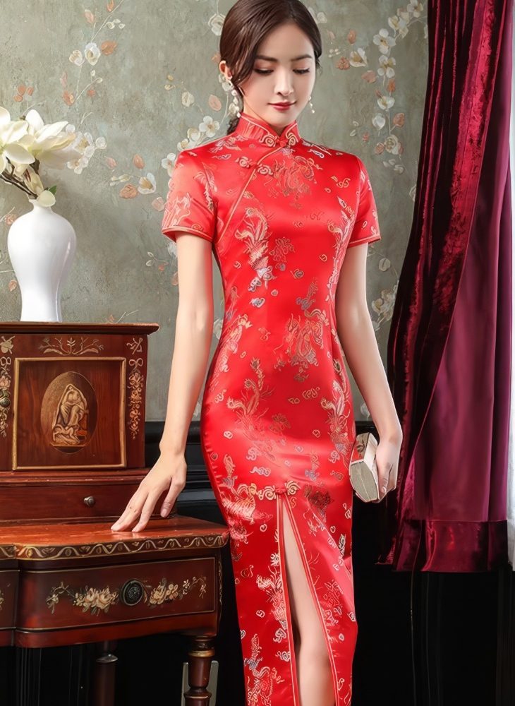 Vestido Chino Largo Rojo de Saten con Motivos de Dragon y Fenix Dorado Cuello Mandarin y Mangas Cortas