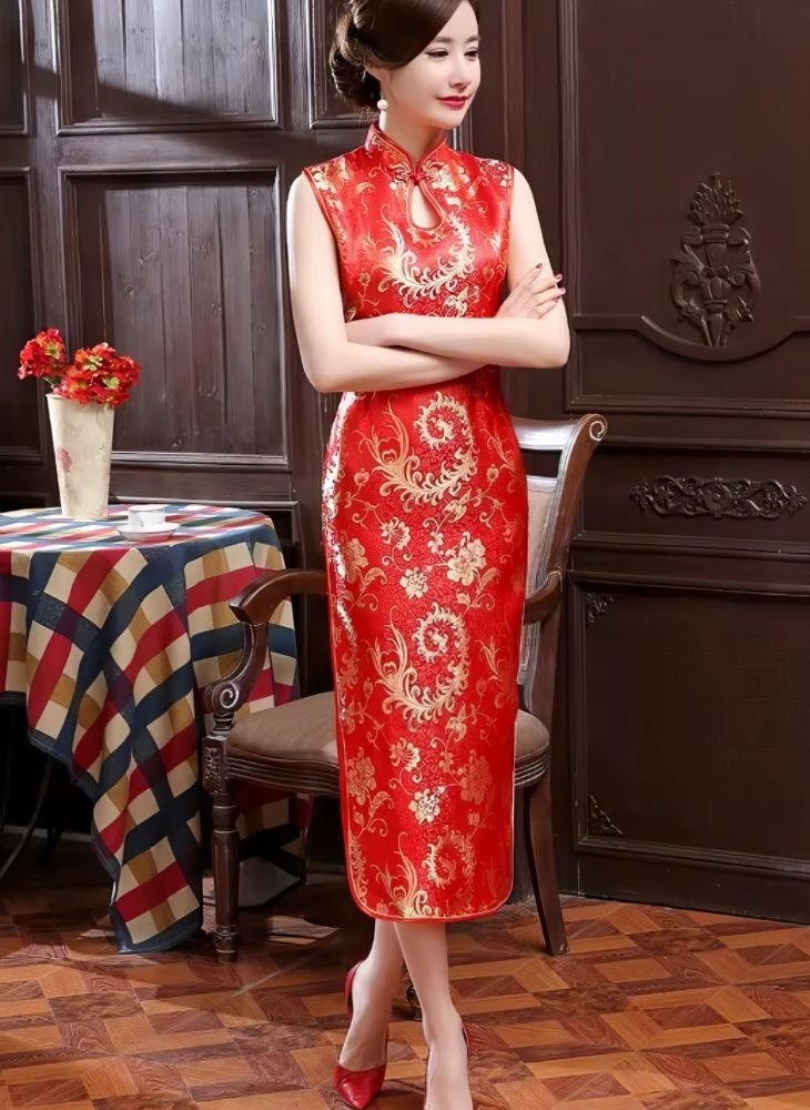 Vestido Chino Largo Rojo de Saten con Motivos de Dragon y Fenix Dorado Sin Mangas y Cuello Mandarin
