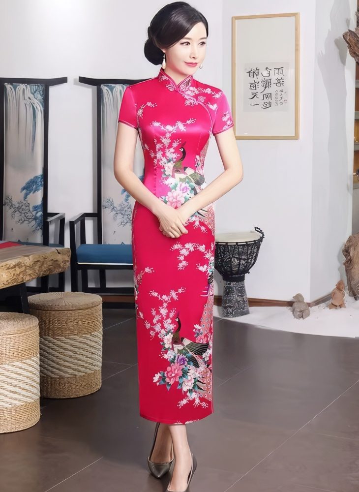 Vestido Chino Largo Rojo de Saten con Motivos de Pavo Real y Flores Blancas Mangas Cortas y Cuello Mandarin