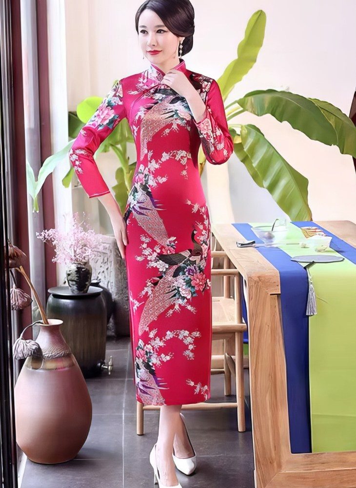 Vestido Chino Largo Rosa Fucsia de Saten con Motivos de Pavo Real y Flores Mangas Tres Cuartos y Cuello Mandarin