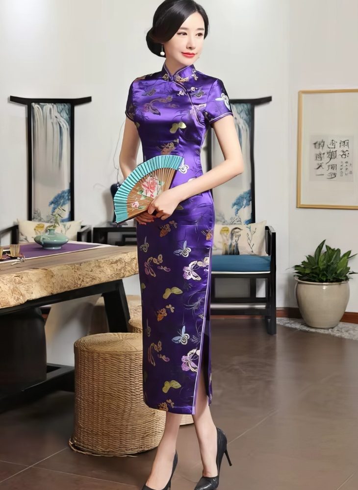 Vestido Chino Largo Violeta de Saten con Motivos de Mariposas y Nubes Dorados Mangas Cortas y Cuello Mandarin